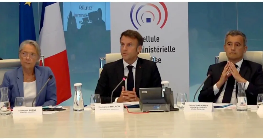 Emmanuel Macron en cellule de crise