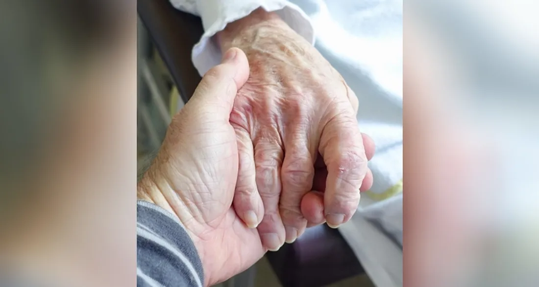Main de personne âgée