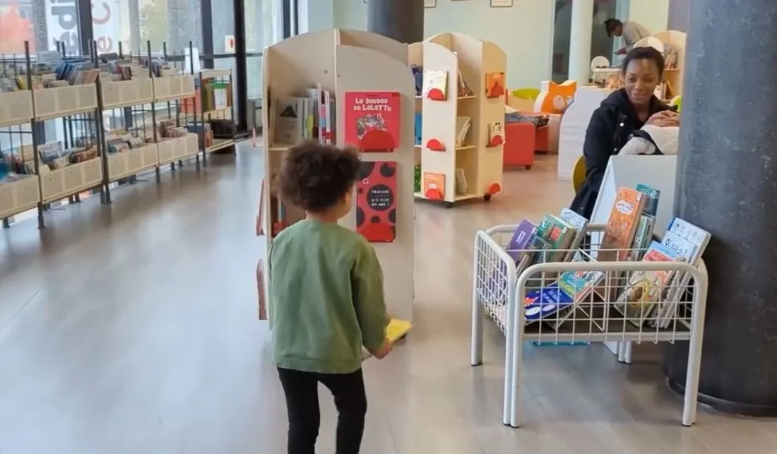 Une maman et son enfant dans une bibliothèque