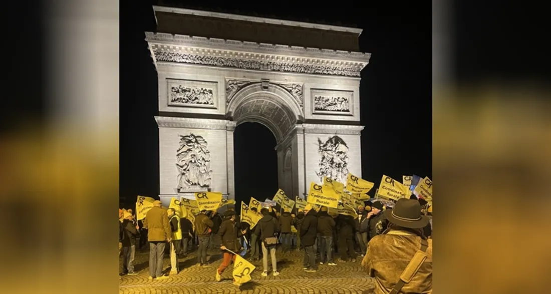 Manifestation au pied de l'Arc de Triomphe