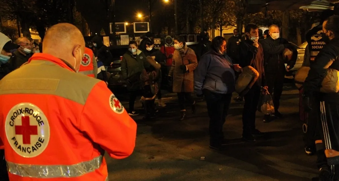 Maraude de la Croix-Rouge auprès de personnes démunies