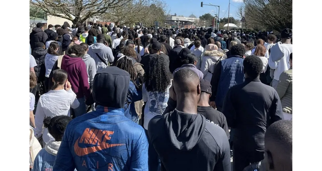 Foule en marche à la mémoire de Sékou