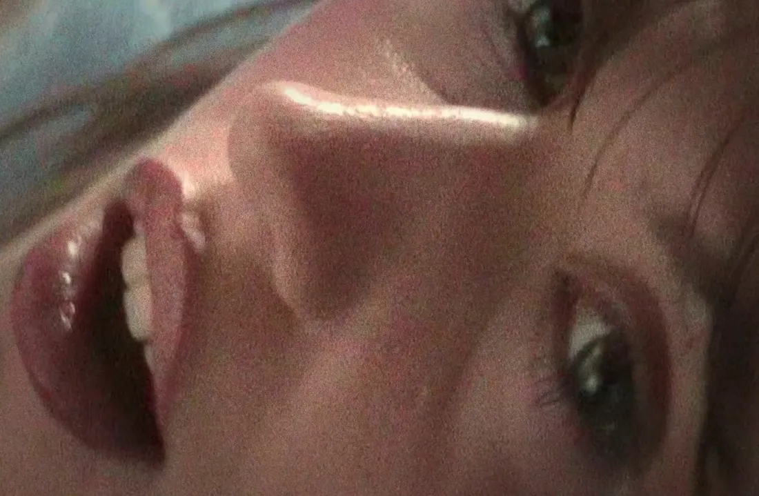 Marine dans le clip d'"Escroc"