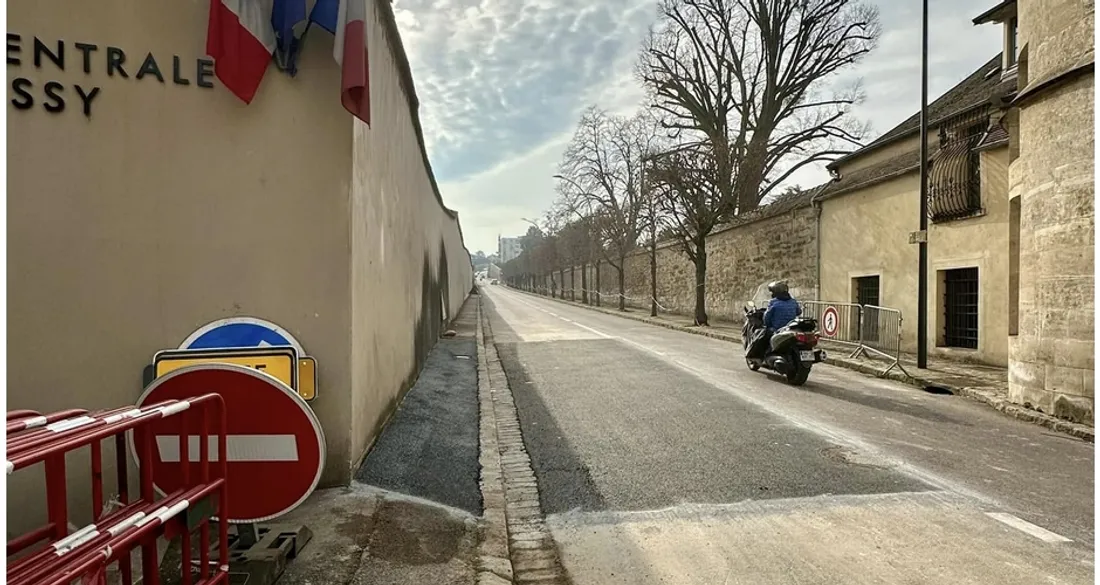 Rue devant la Maison centrale de Poissy