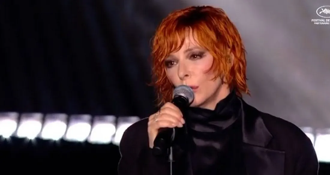 Mylène Farmer chante "Confession"