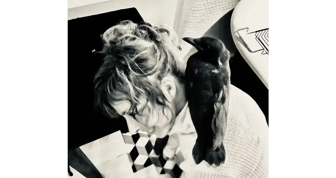 Mylène Farmer et une corneille