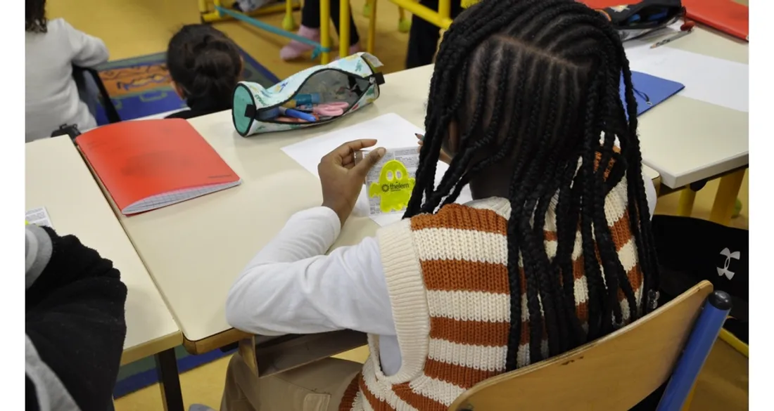 Écolière tenant un petit fantôme