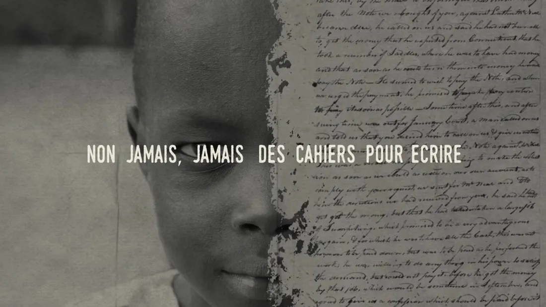 Un enfant regarde l'objectif avec la phrase "Non jamais, jamais des cahiers pour écrire"