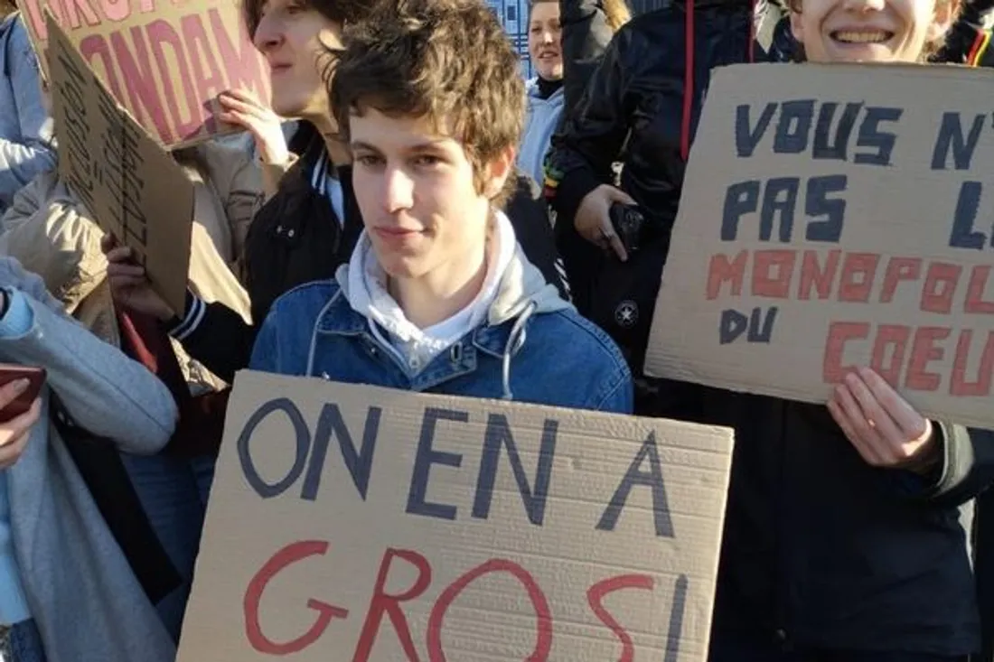 Nolan aux côtés de camarades