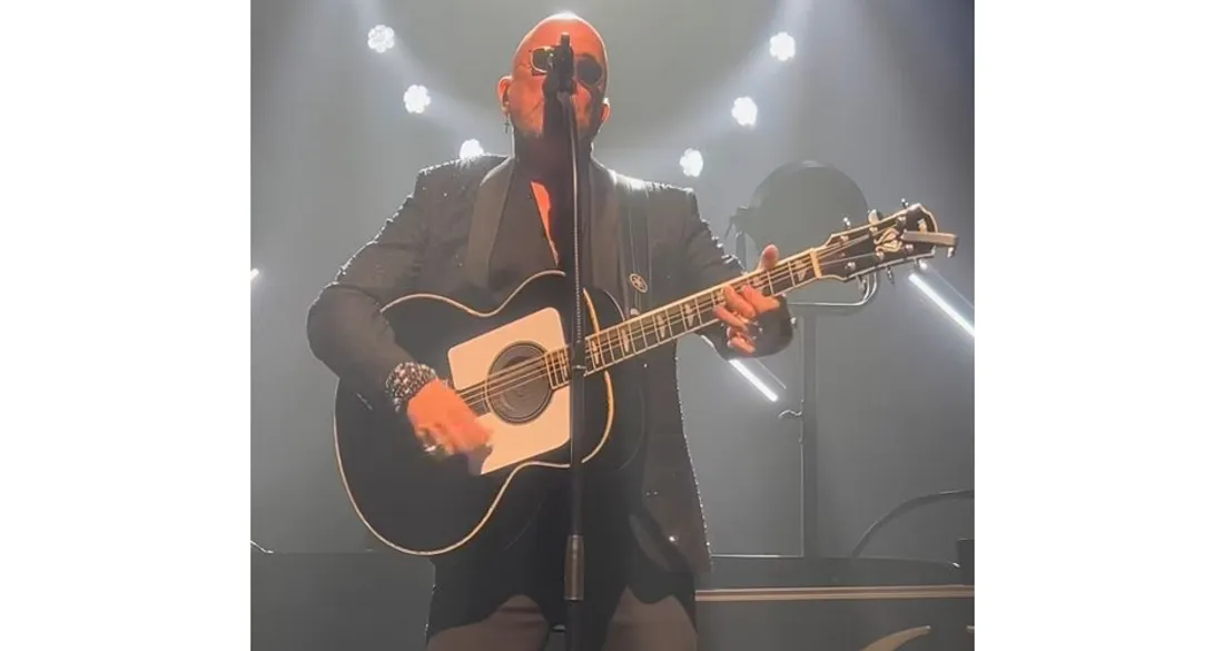 Pascla Obispo chante "Appelle-moi Johnny"