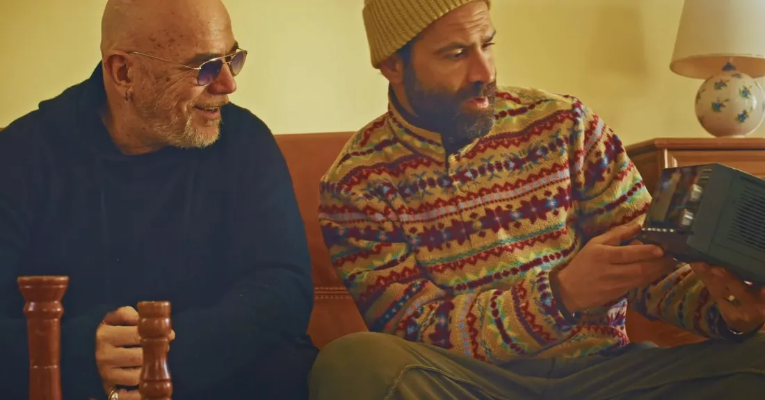 Pascal Obispo et Ycare dans le clip de "Viens"