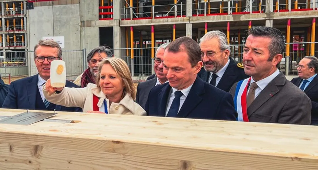 Olivier Dussopt aux côtés d'autres politiques