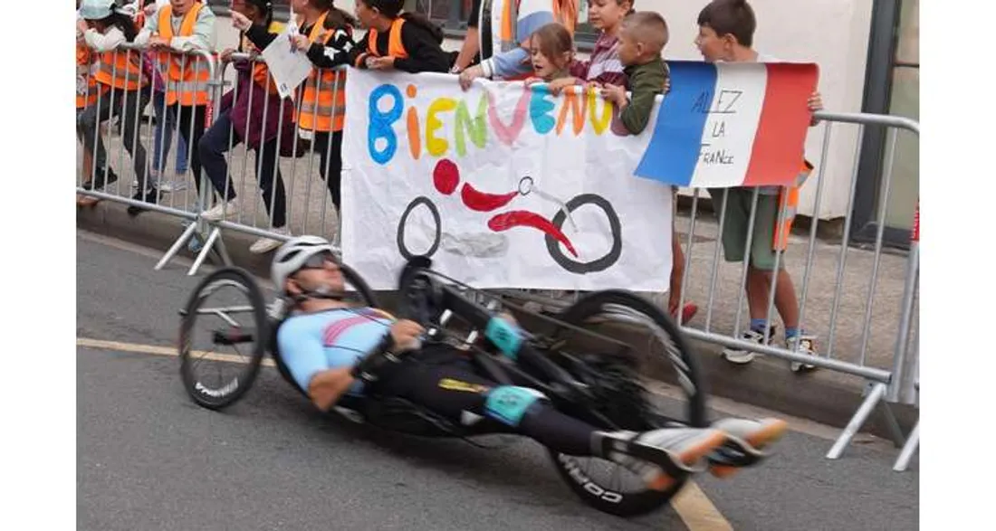 Paracycliste en mouvement