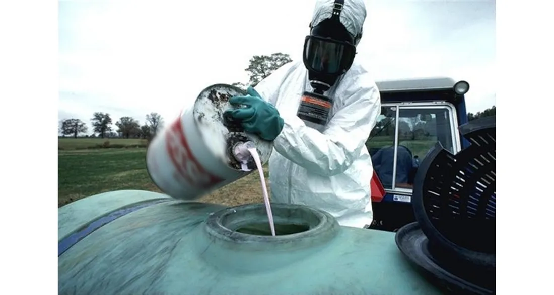 Personne manipulant un herbicide