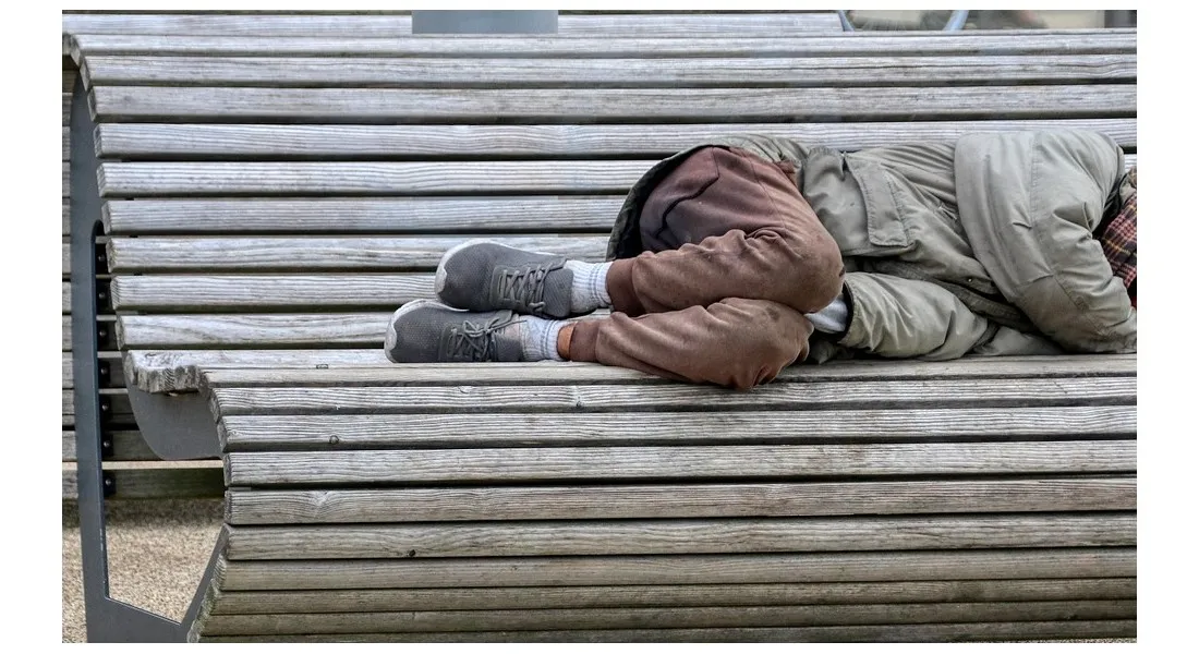 Personne qui dort sur un banc