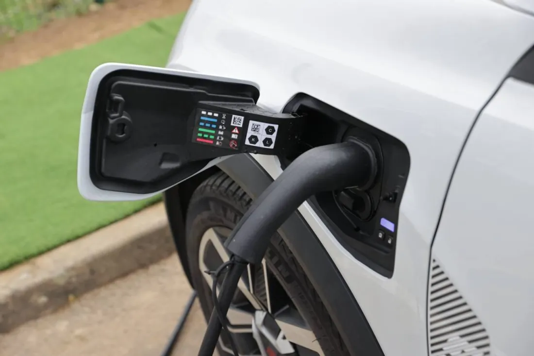 Voiture rechargée grâce à un lampadaire