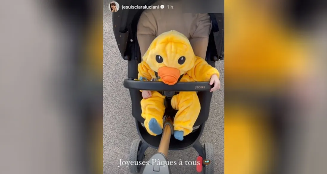 Clara Luciani en balade avec son enfant déguisé