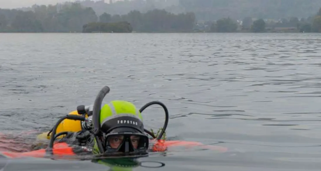 Pompier plongeur au plan d'eau du Canada