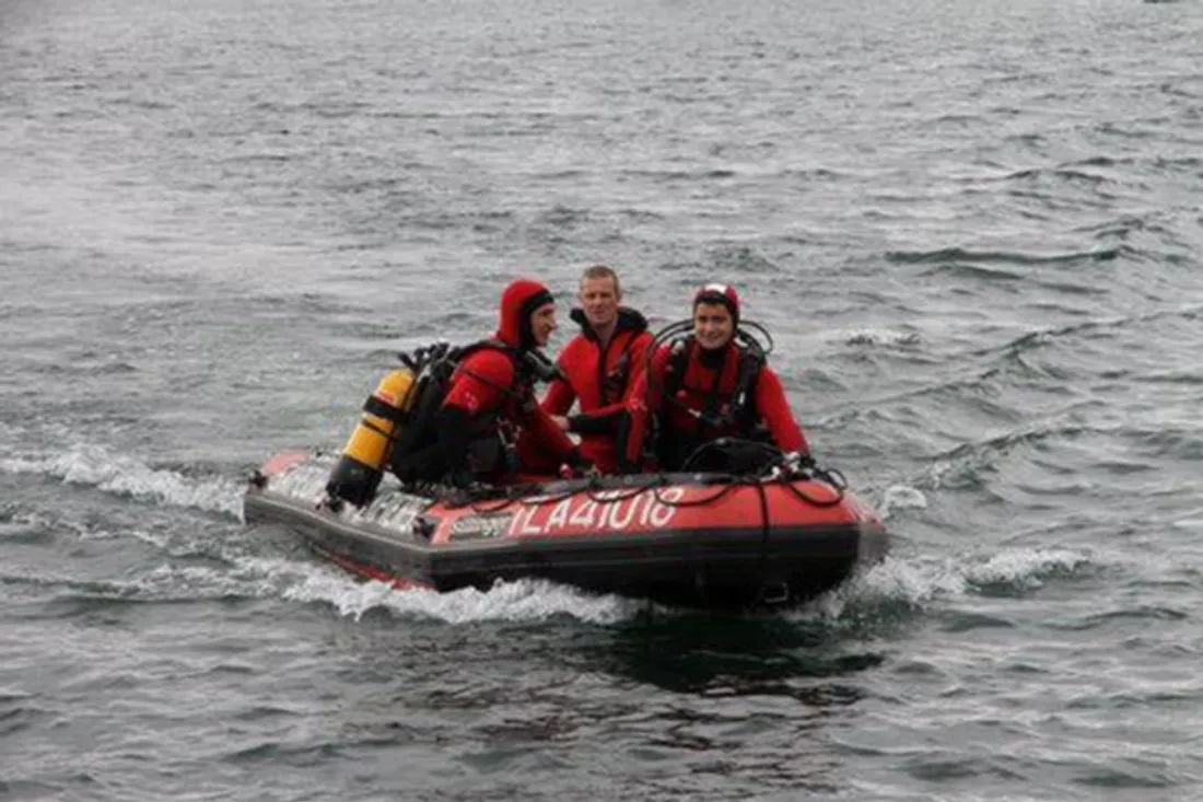 Pompiers dans une embarcation