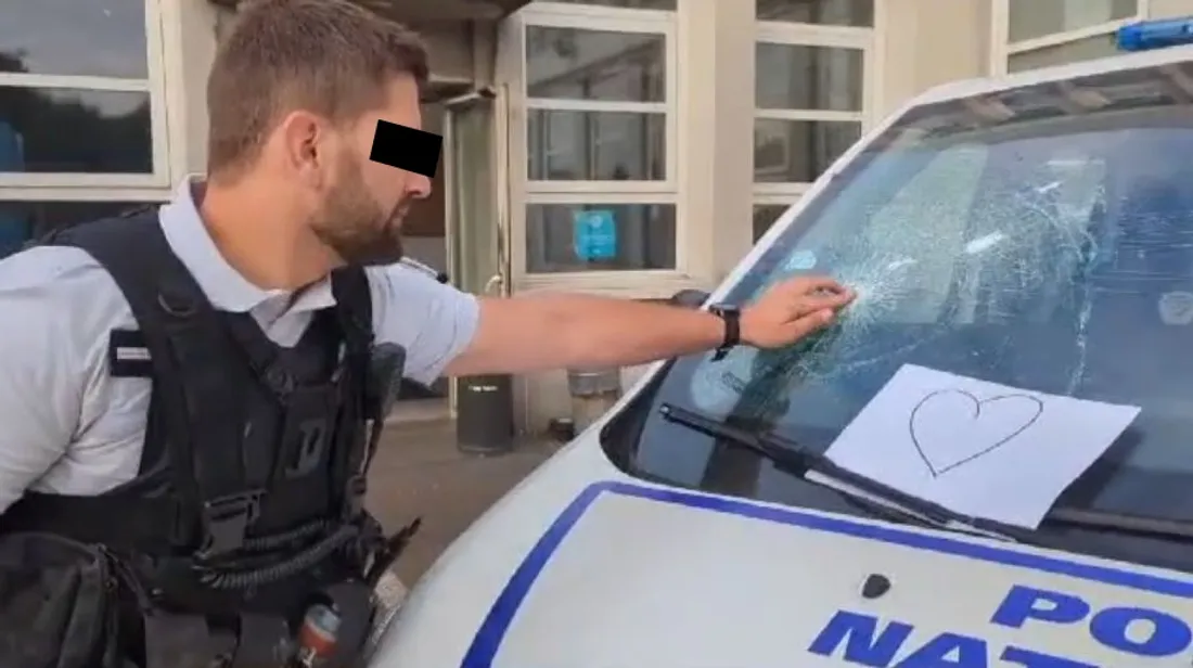 Policier imitant une célèbre publicité