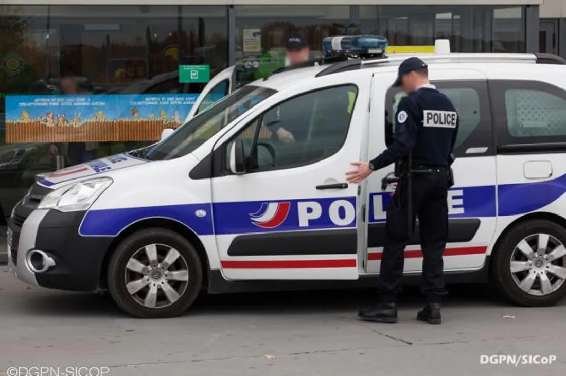 Une voiture de police