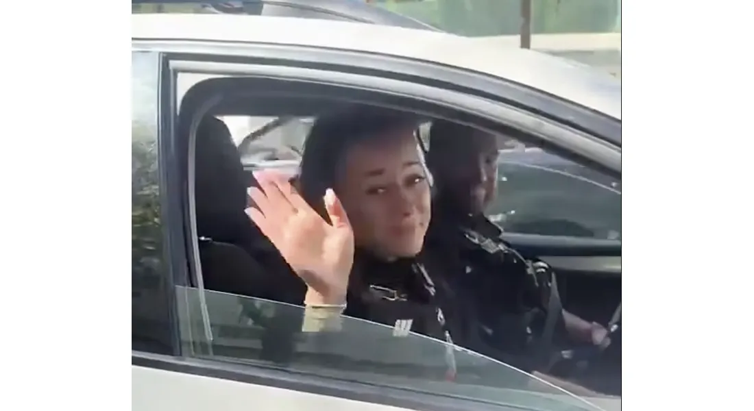 Policière qui chante du Céline Dion