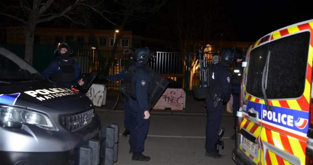 Policiers en intervention dans le quartier de l'Almont à Melun