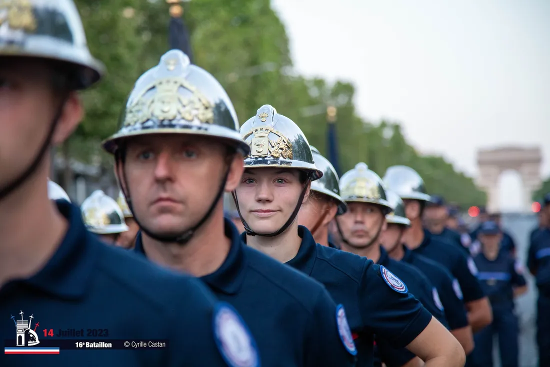Pompiers essonniens qui se préparent au défilé