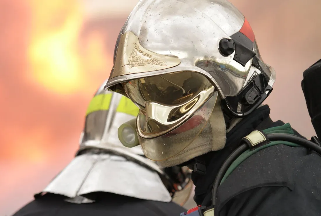 Pompiers avec son casque