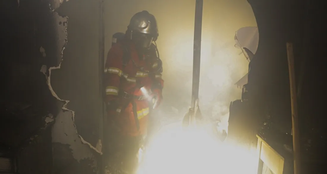 Pompiers en intervention dans une habitation calcinée