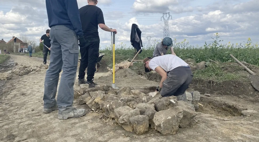 Jeunes qui remettent des pavés en état