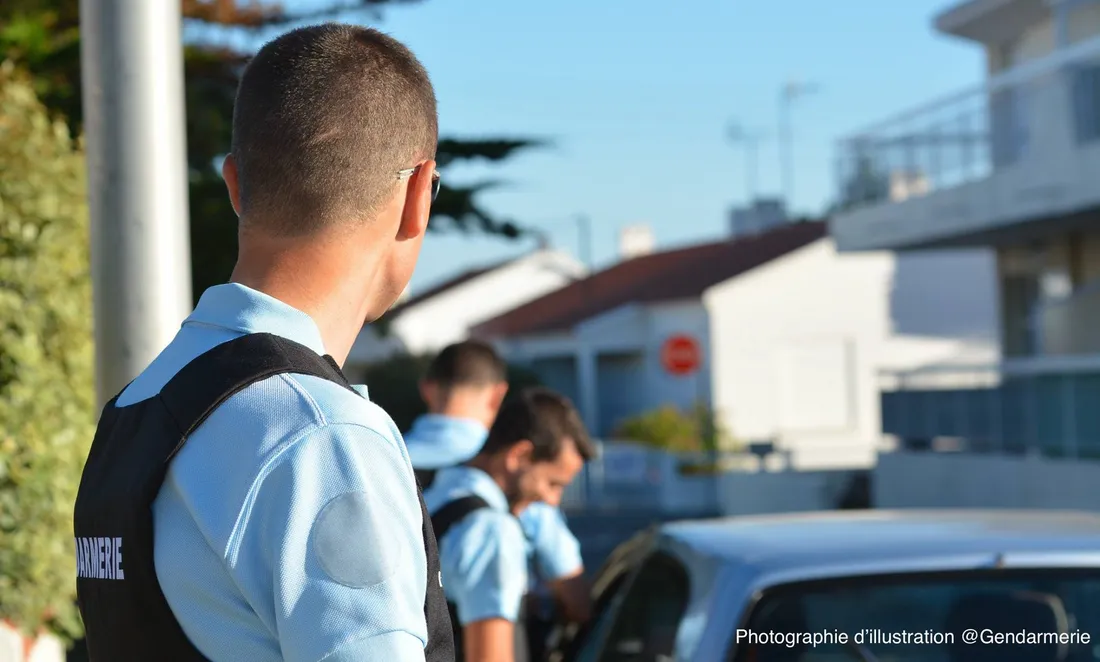 Des gendarmes