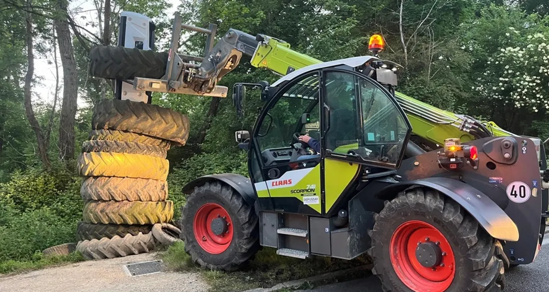 Agriculteur couvrant un radar
