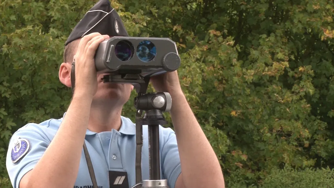 Gendarme avec un radar / Illustration