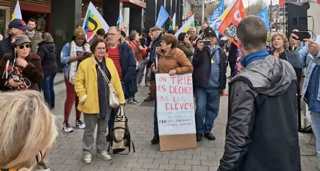 Rassemblement à Amiens contre les suppressions de classes