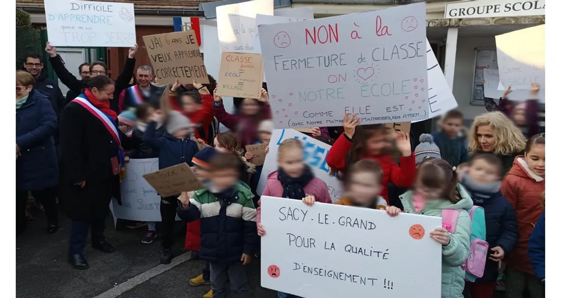 Rassemblement contre la fermeture d'une classe