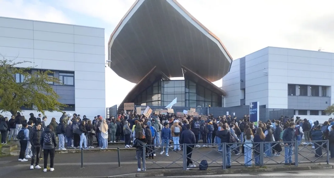 Rassemblement devant le lycée Branly à Dreux
