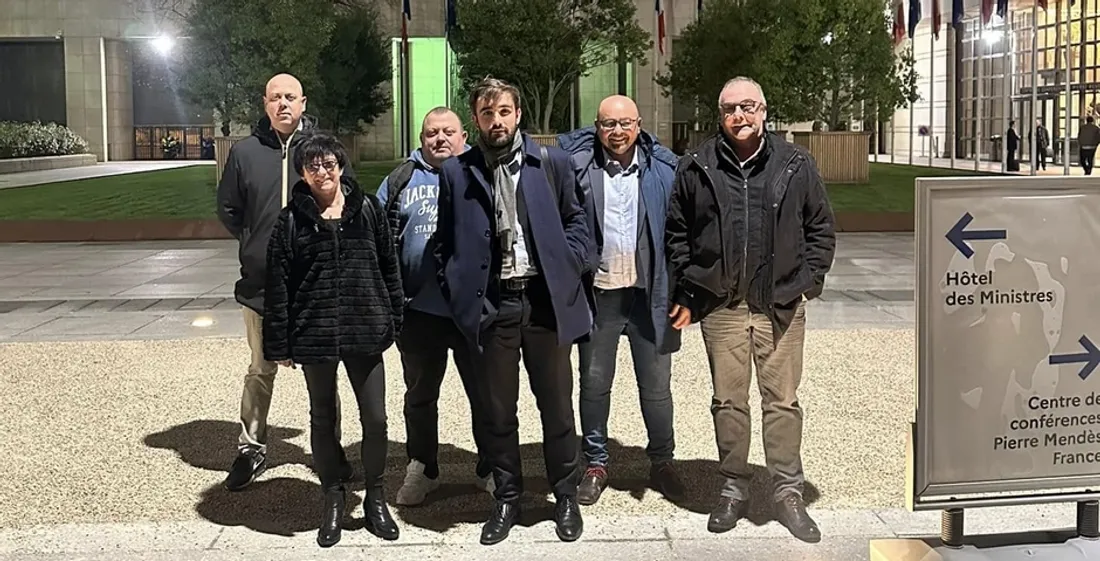 Rémi Cardon et les représentants syndicaux de chez Watts