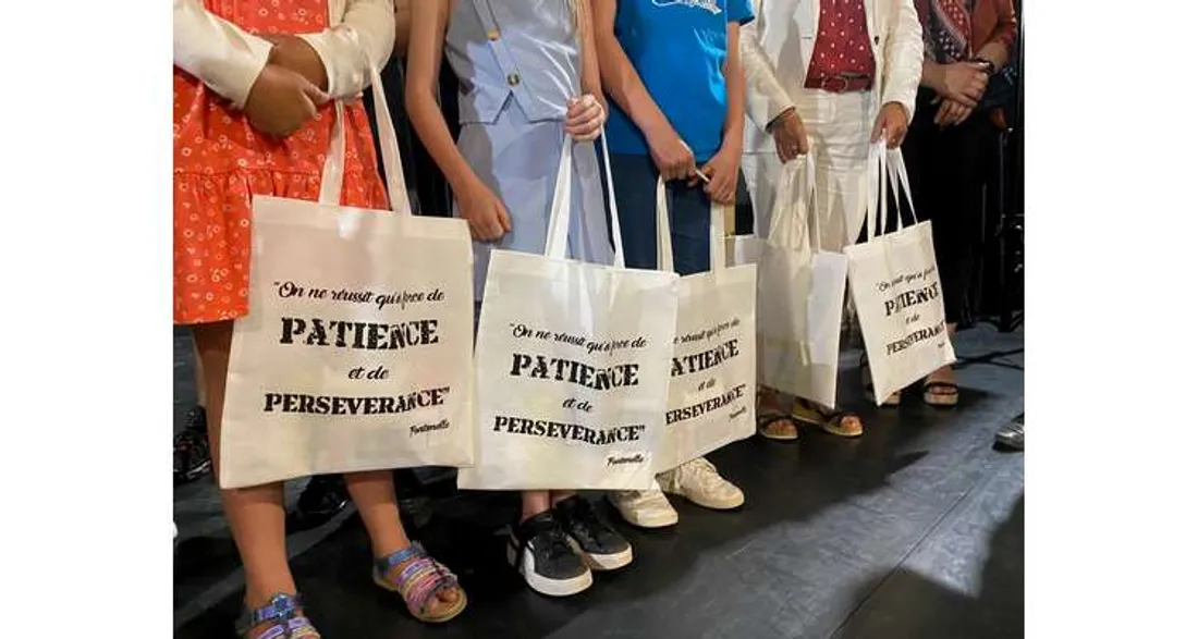 Remise de cadeaux aux CM2