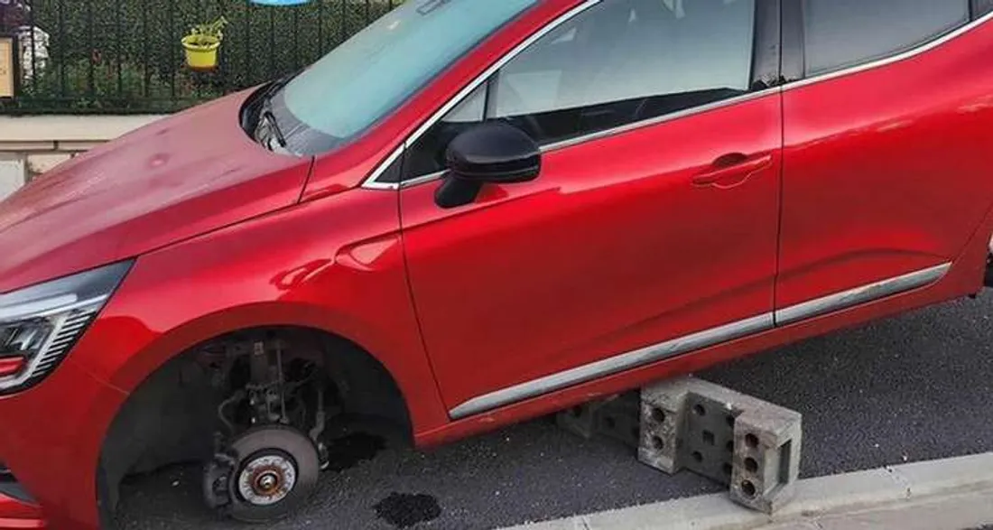 Voiture sans les roues