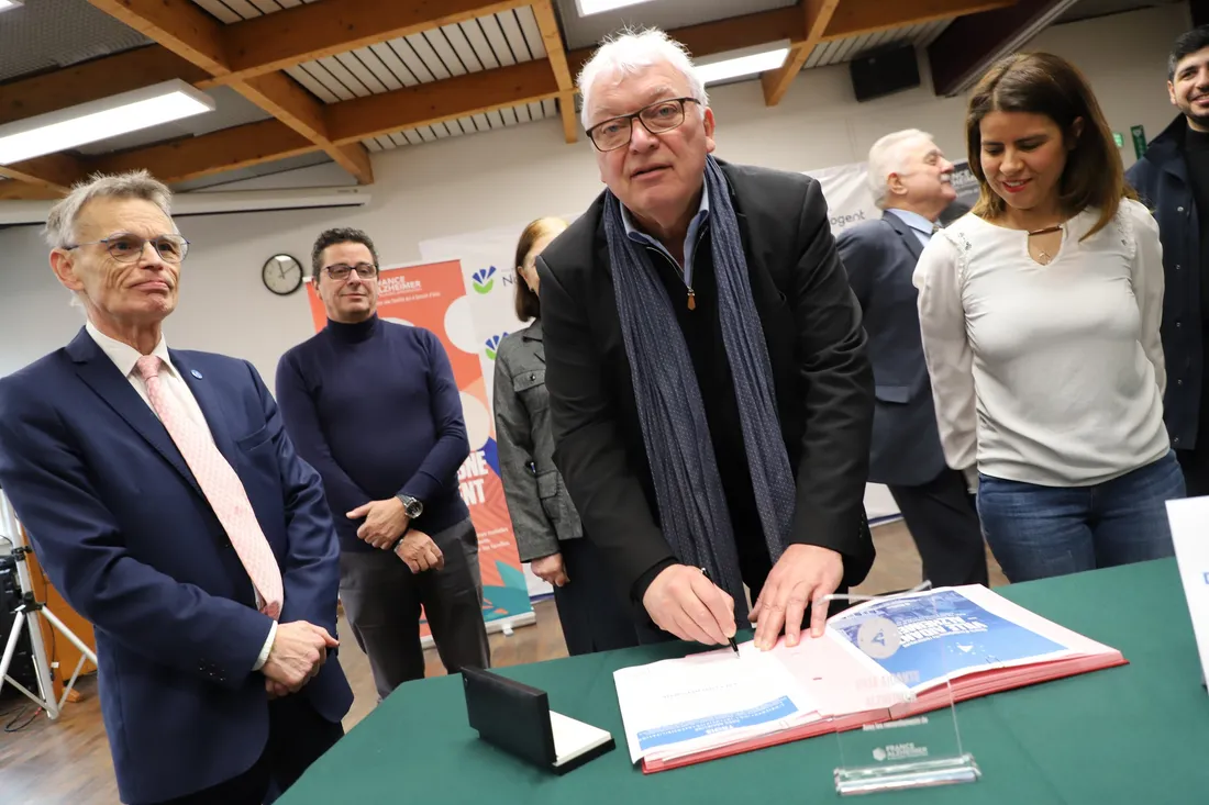 Signature de la charte