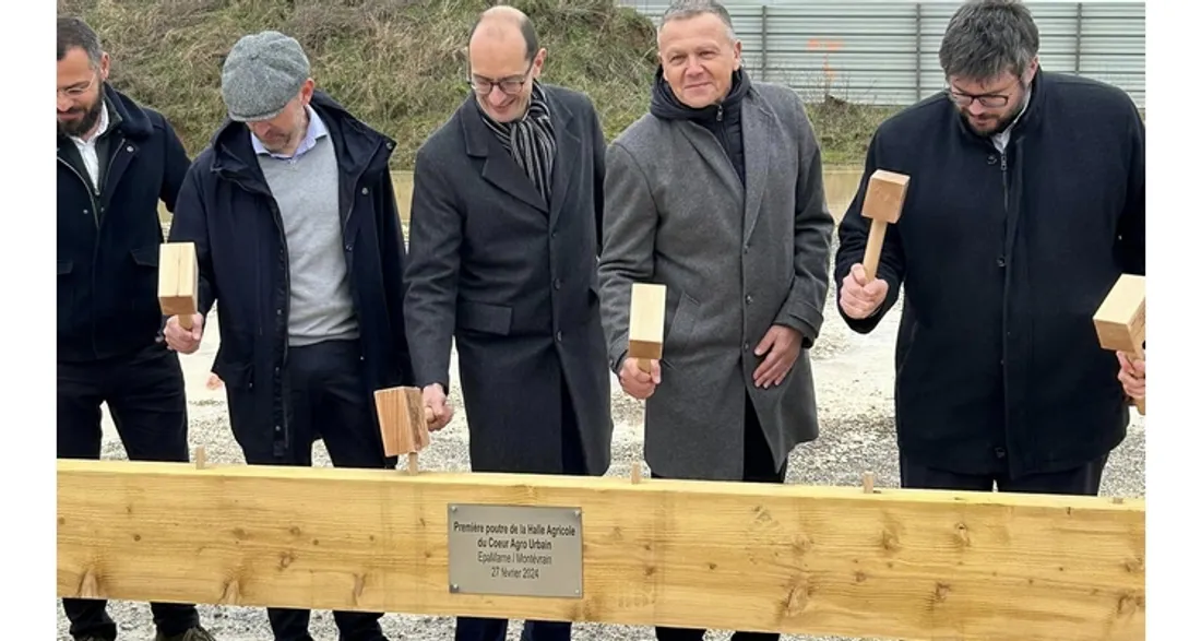 Pose de la première poutre de la halle agricole à Montévrain