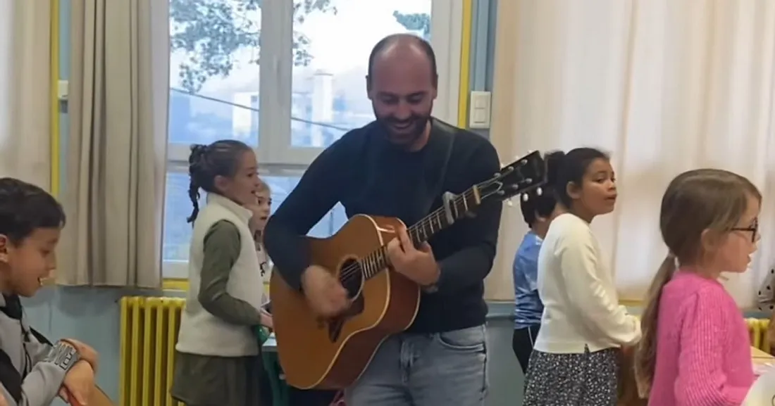 Sébastien Gourseyrol chante "Mademoiselle" avec des écoliers