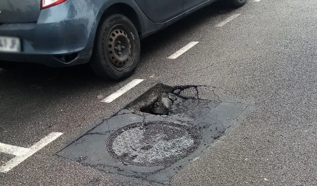 Trou dans la chaussée
