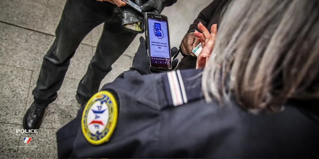 Une agent de police aux frontières en action