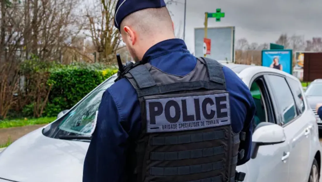 Policier en pleine verbalisation