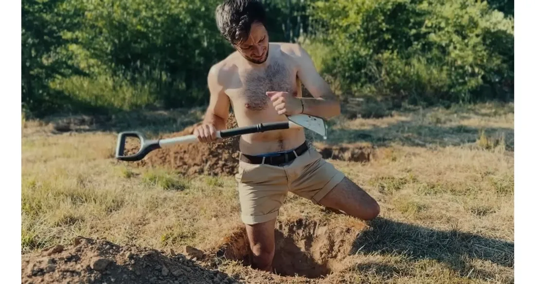 Vianney construit sa cabane