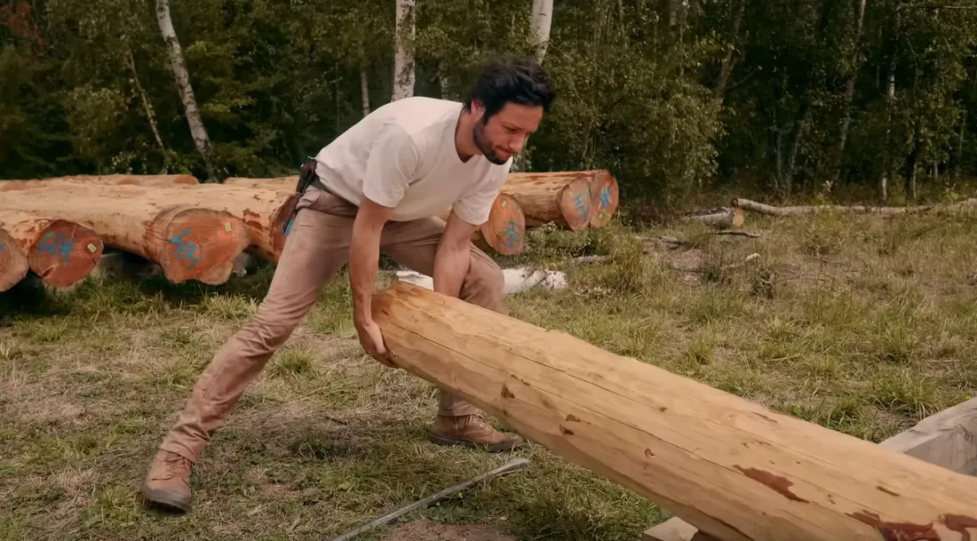 Vianney poursuit la construction de sa cabane