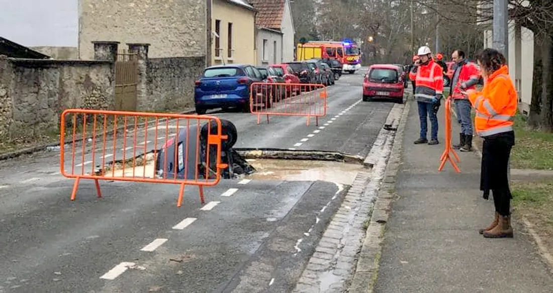 Voiture tombée dans la chaussée