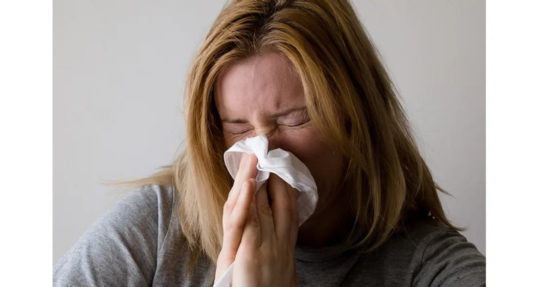 Femme qui éternue